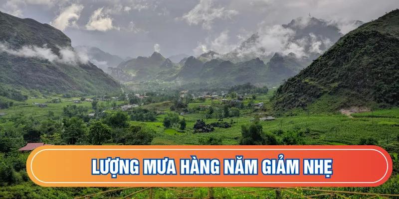 Lượng mưa hàng năm giảm nhẹ